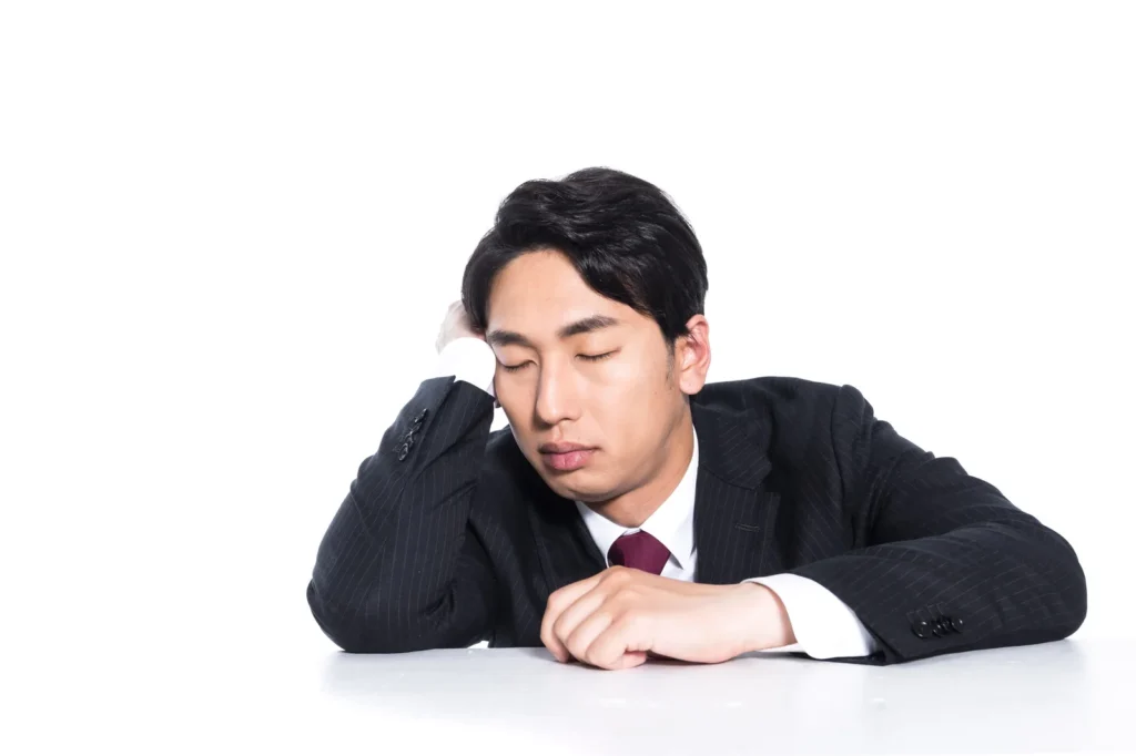 居眠りをする会社員